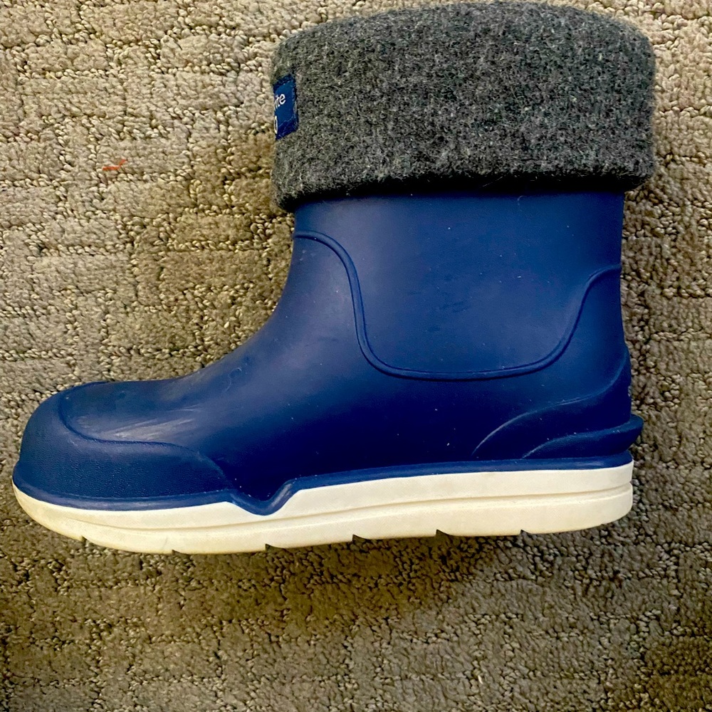 Stride rite rain boots.